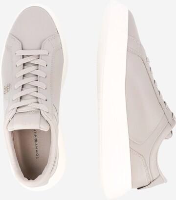 TOMMY HILFIGER Sneaker low 'POINTY COURT' i grå