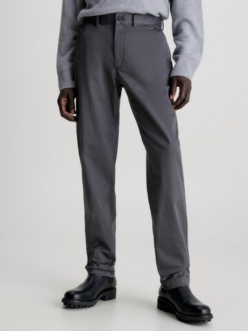 Calvin Klein Slimfit Chinohose in Grau: Vorderseite