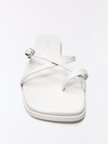 Bershka Сандали с разделител за пръстите в бяло