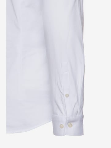 Coupe regular Chemise 'Tio' DRYKORN en blanc