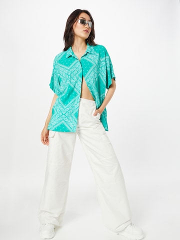ABOUT YOU x Antonia Blouse 'Fergie' in Green
