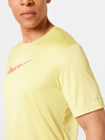 NIKE - Camisa funcionais 'Miler' em amarelo