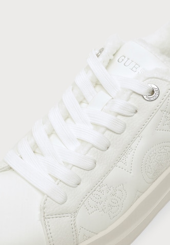 Baskets basses 'ESTRELA2' GUESS en blanc