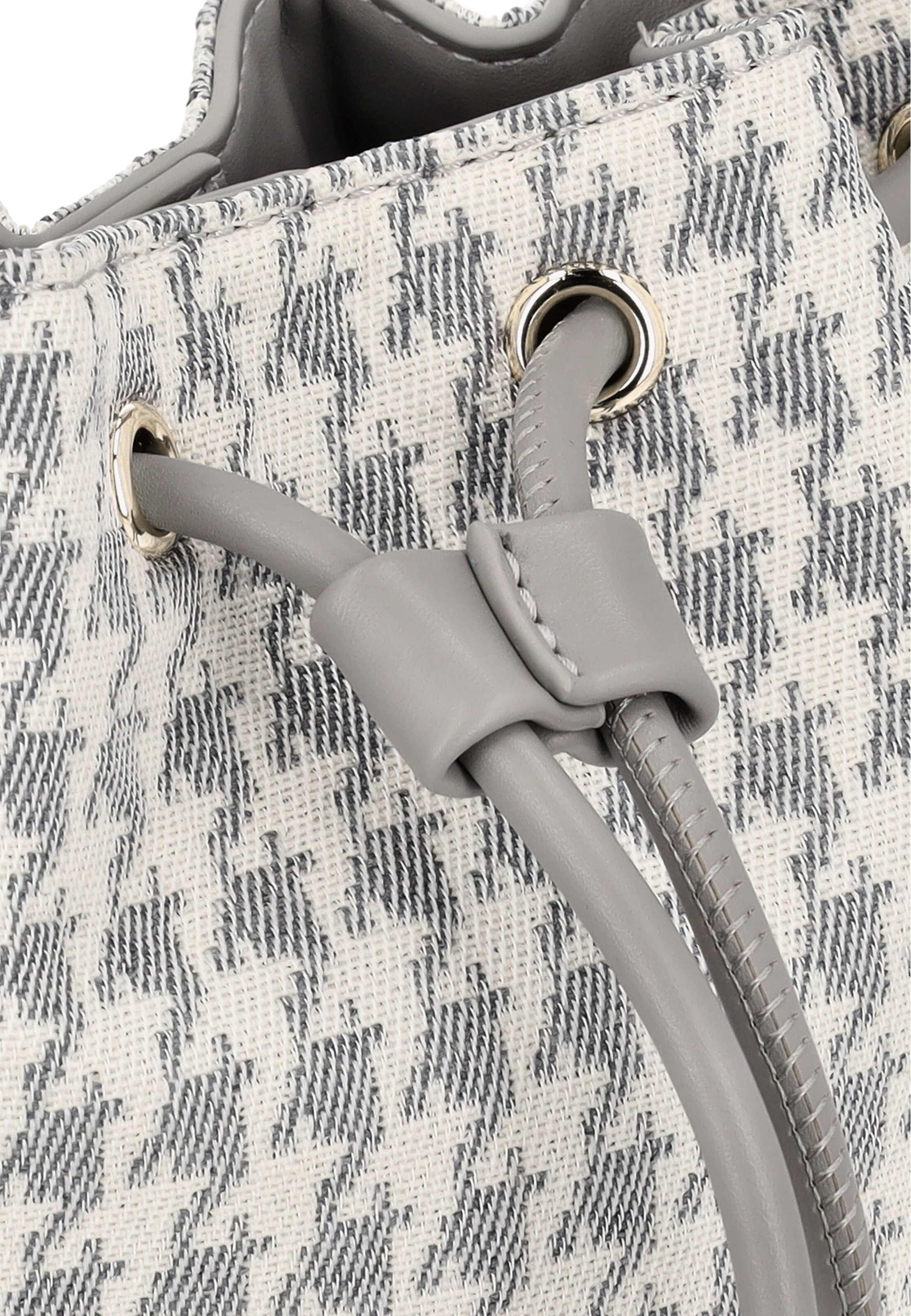 faina Buideltas in Grijs