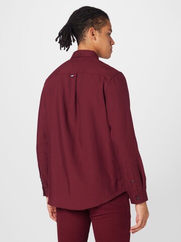 Coupe regular Chemise Tommy Jeans en rouge