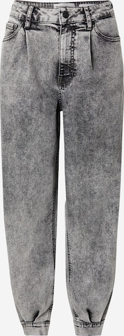TOMORROW Tapered Jeans med lægfolder 'Bill' i grå: forside