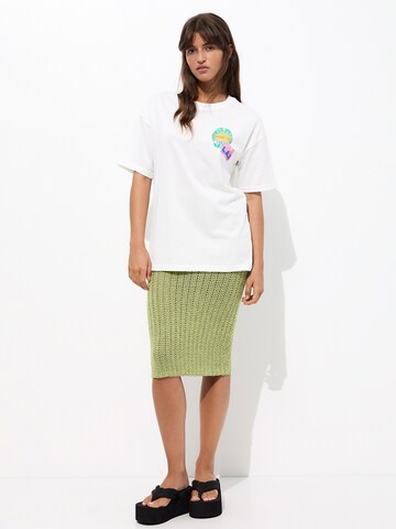 Tricou de la Pull&Bear pe alb