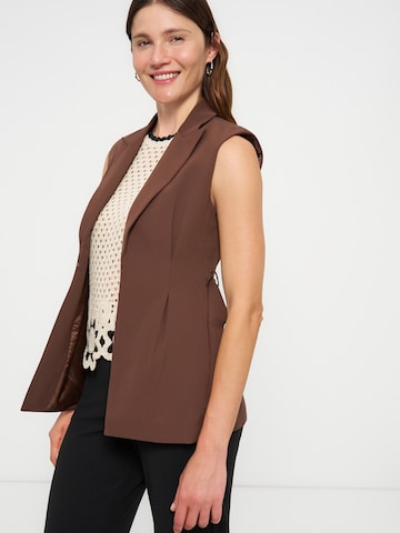 Anna FieldPrsluk - smeđa boja