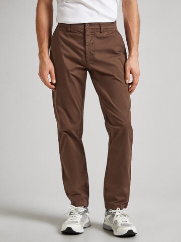 Pepe Jeans Regular Chino in Bruin: voorkant