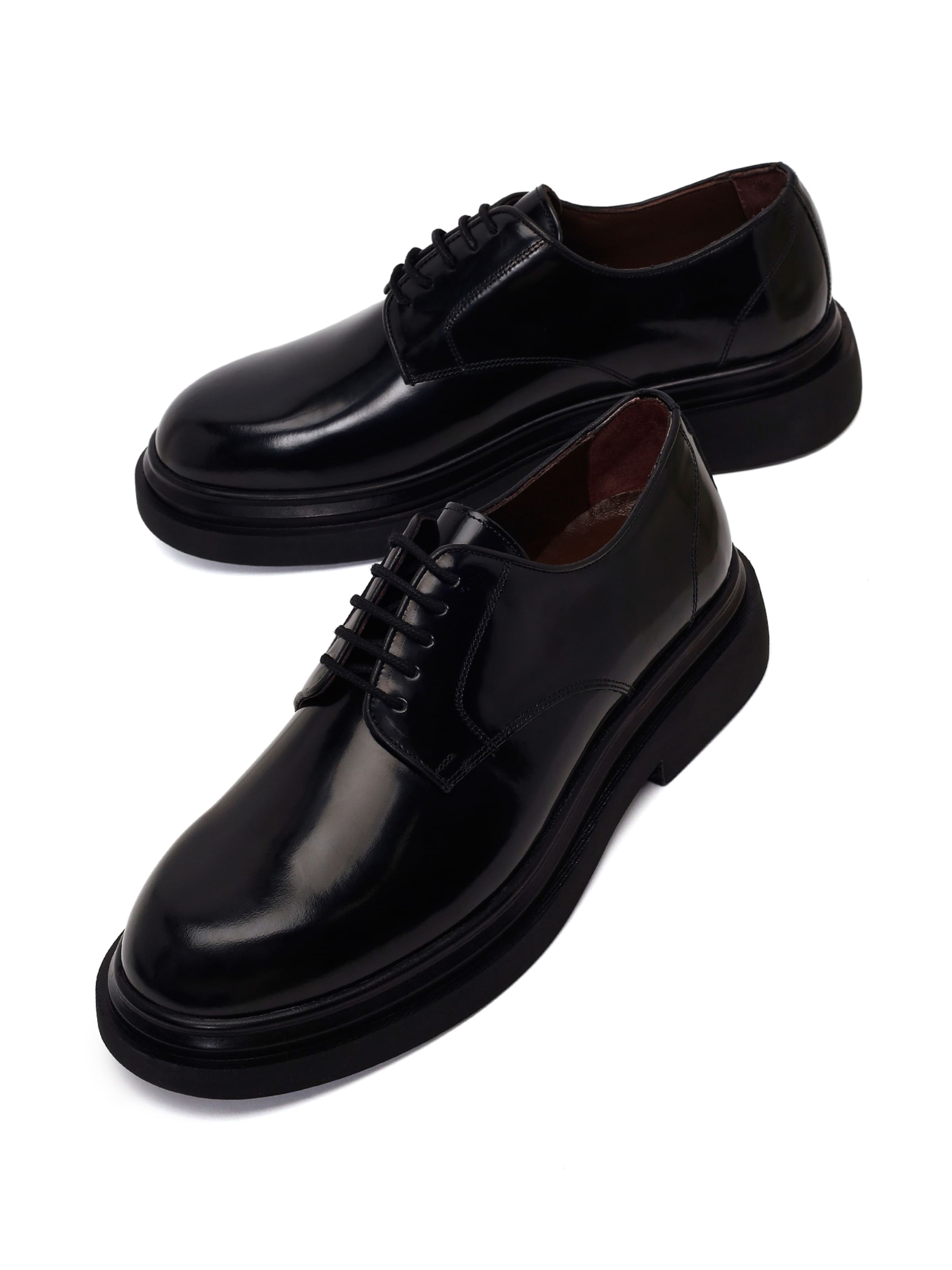 Scarpa stringata di Derimod in nero