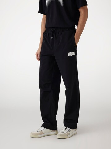 GUESS Wide leg Cargo Pants in Black: front