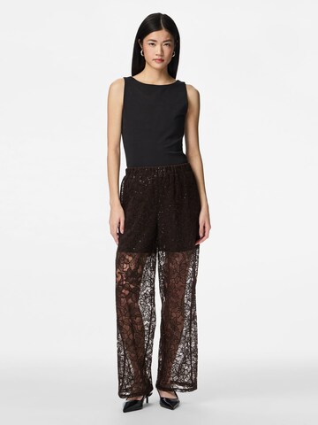 regular Pantaloni 'PCLOUISE' di PIECES in marrone