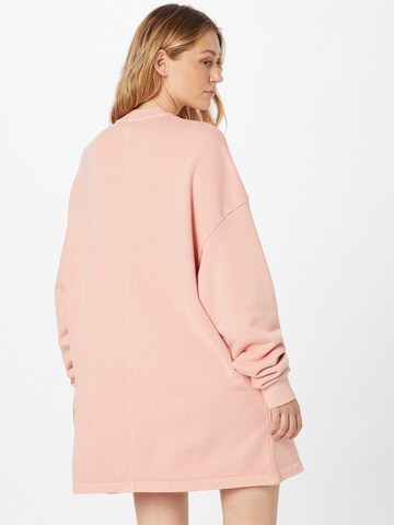 Reebok - Vestido en rosa