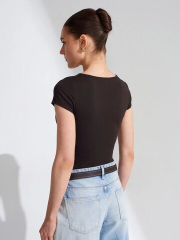 Top di Dilvin in nero