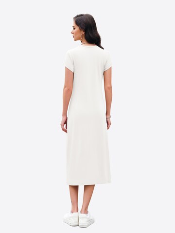 Rochie de la Imily Bela pe alb