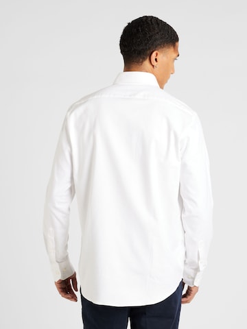 Coupe regular Chemise 'JOE' BOSS Black en blanc