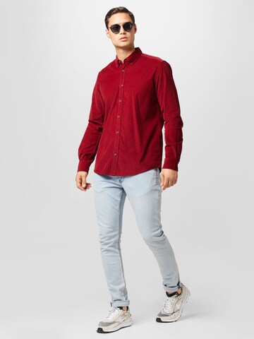 Only & Sons جينز مضبوط قميص 'DAY' بلون أحمر