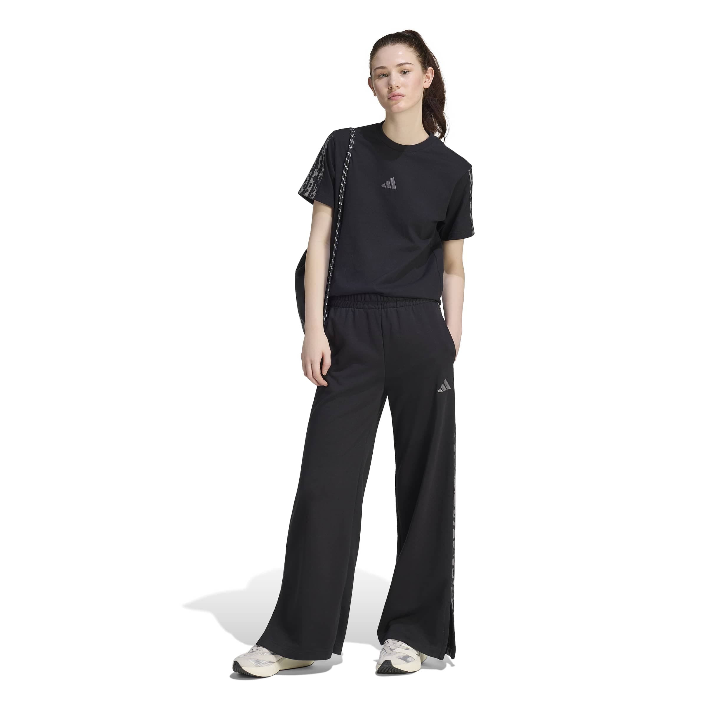 ADIDAS SPORTSWEAR - Pierna ancha Pantalón deportivo en negro