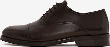 Derimod - Zapatos con cordón en marrón: frente