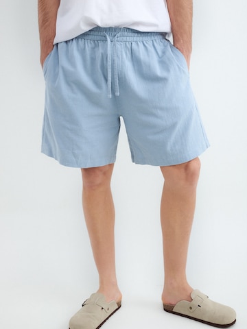 BALMOHK Loosefit Housut värissä sininen: etupuoli