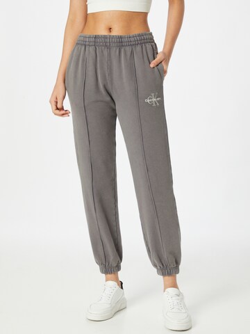 Calvin Klein Jeans Панталон в сиво: отпред