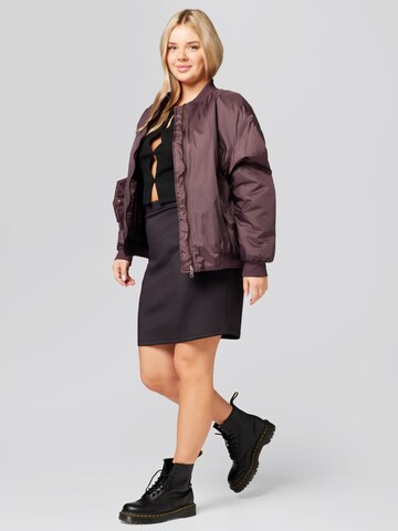 Gonna 'Leslie' di A LOT LESS in nero