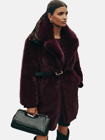 Friends Like These Mantel in Rot: Vorderseite