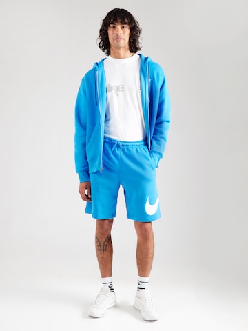 Largi Pantaloni 'CLUB' de la Nike Sportswear pe albastru