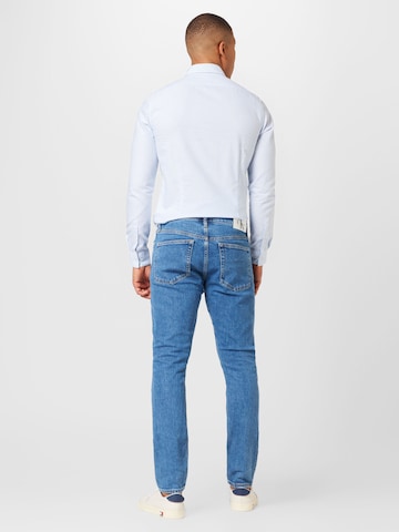 Calvin Klein Jeans نحيف جينز بلون أزرق