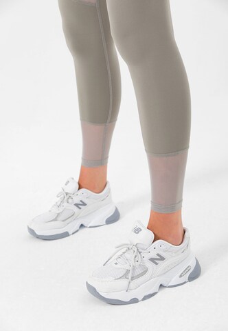 Skinny Pantalon de sport 'Naka' MOROTAI en gris