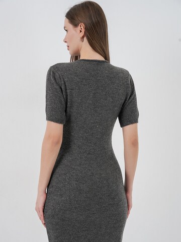 Bigdart Kootud kleit, värv hall