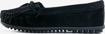 Minnetonka Moccasin 'Kilty' in Black: front