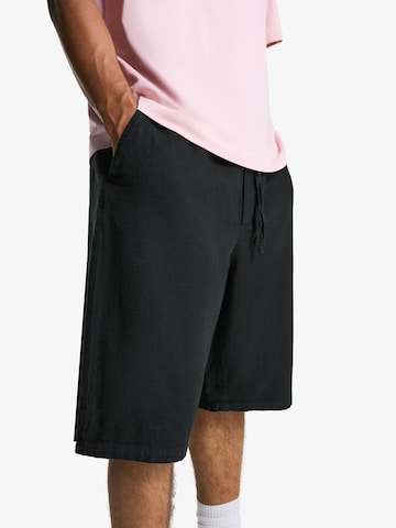 Bershka Loosefit Shorts in Schwarz