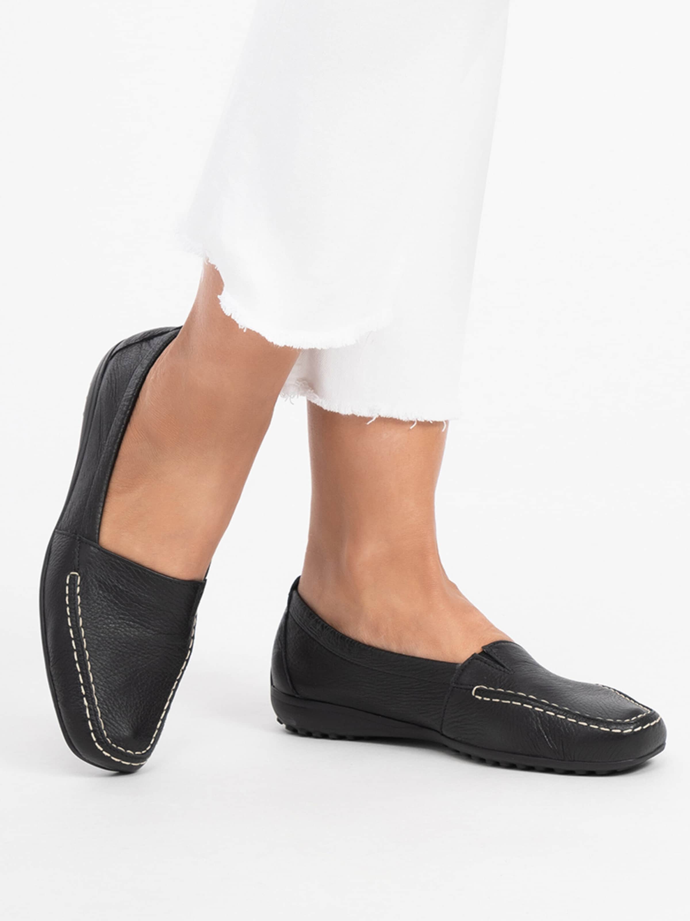 VITAFORM Moccasin in Black: front