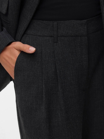 VERO MODA - Pierna ancha Pantalón plisado 'VMBestie' en gris