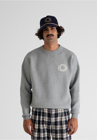 Prohibited Svetr 'Legacy' – šedá: přední strana
