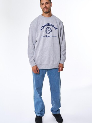 A Question Of (AQO) Sweatshirt i grå