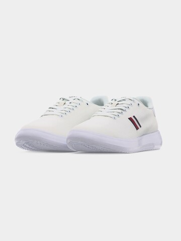 Baskets basses TOMMY HILFIGER en blanc