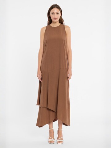 Ana Alcazar Kleid ' Dorimo ' in Braun: Vorderseite