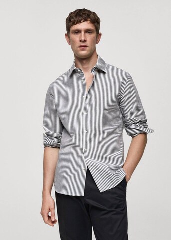 Coupe regular Chemise 'Elda' MANGO MAN en gris : devant