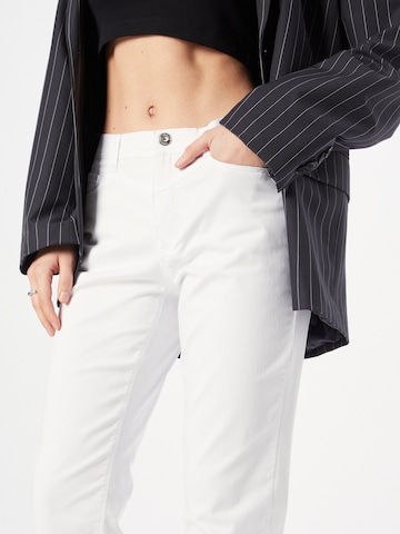 Coupe slim Pantalon 'CAROLA' BRAX en blanc