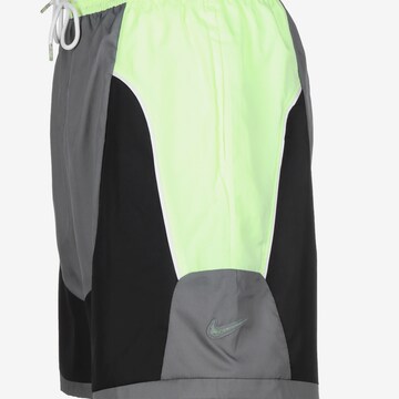 NIKE Loosefit Sportshorts in Grau