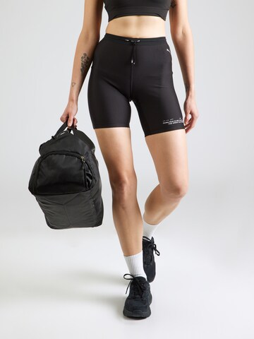 PUMA Skinny Fit Спортен панталон 'Run Club' в черно: отпред