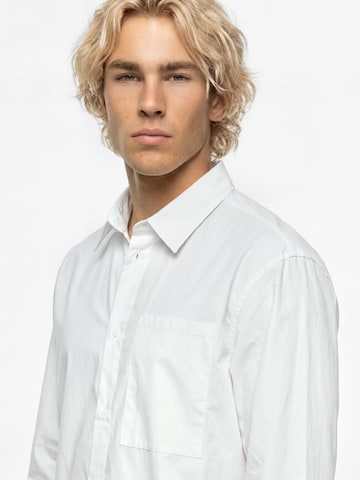 Regular fit Camicia 'KLJ X Pietro Terzini' di KARL LAGERFELD JEANS in bianco