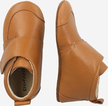 EN FANT Lära-gå-sko i brun