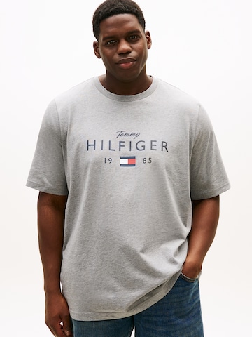 T-Shirt 'BRAND LOVE' Tommy Hilfiger Big & Tall en gris : devant