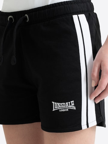 LONSDALE - Regular Calças de desporto 'Carloway' em preto