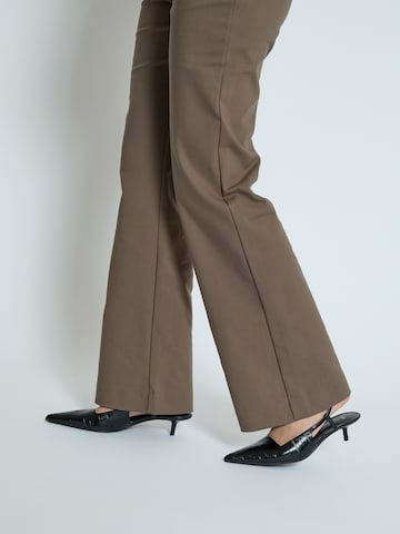 Peppercorn Flared Broek 'Pernille' in Bruin