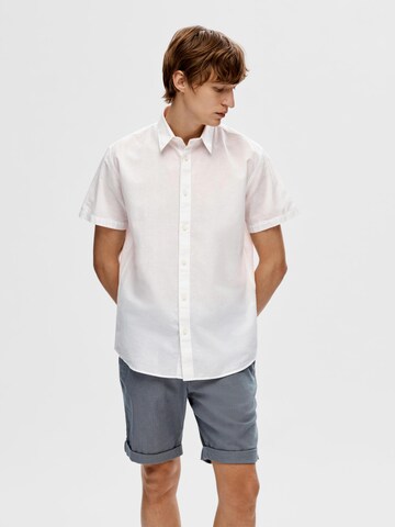 Coupe regular Chemise SELECTED HOMME en blanc : devant