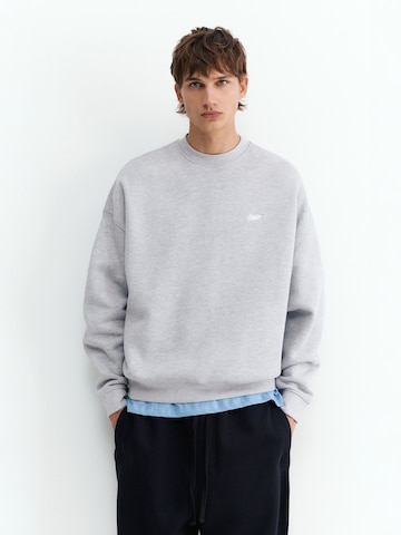 Pull&Bear Sweatshirt 'STWD' in Grijs: voorkant